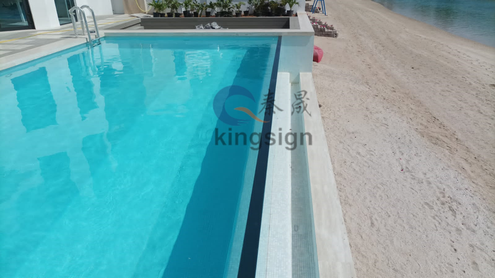 Super langer Infinity-Pool aus Acryl im Freien