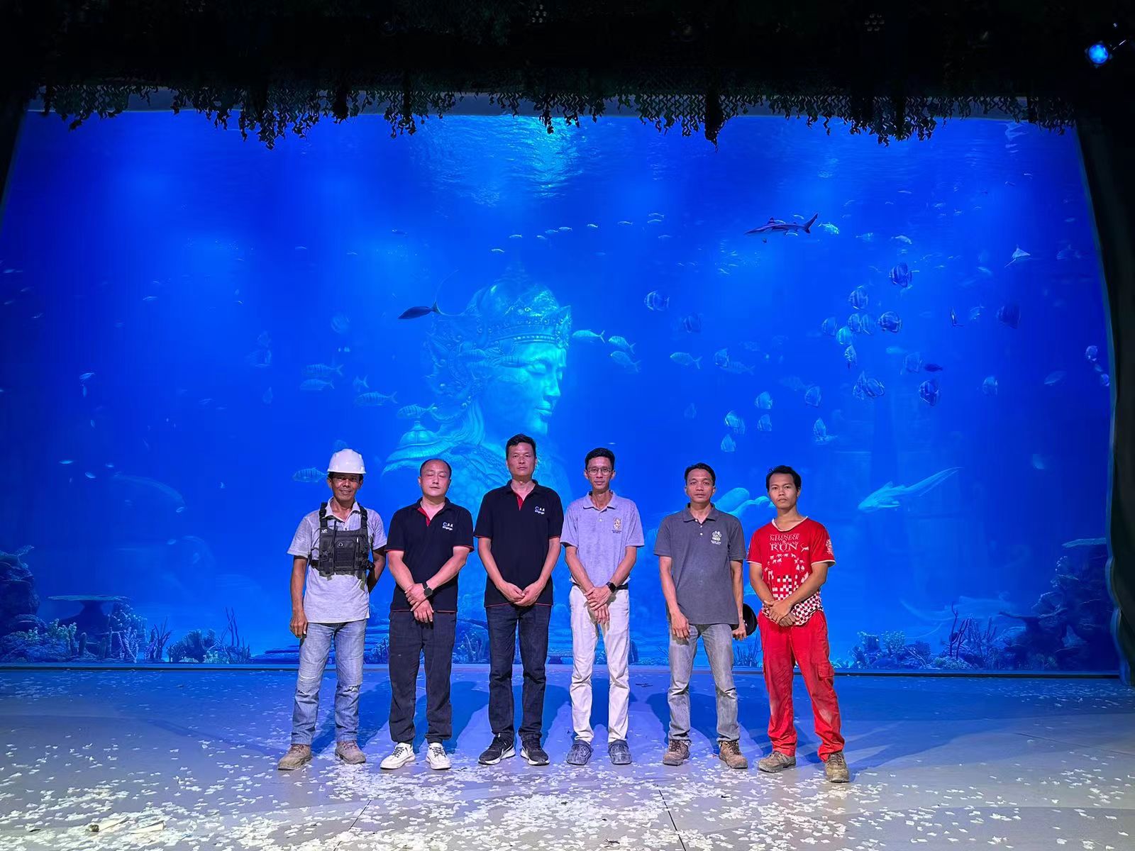 Kingsign Acryl-Installationsteam im Taman Marine Park Bali, Indonesien